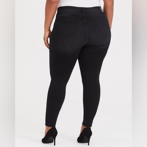 24R - Torrid | Sky High Skinny Jean - Premium Stretch Washed Black - Picture 2 of 4